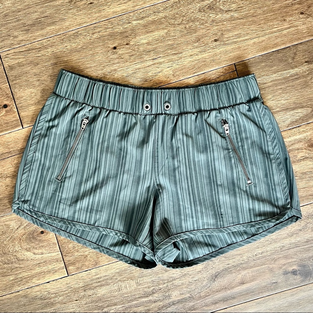 Athleta Sway Shorts S